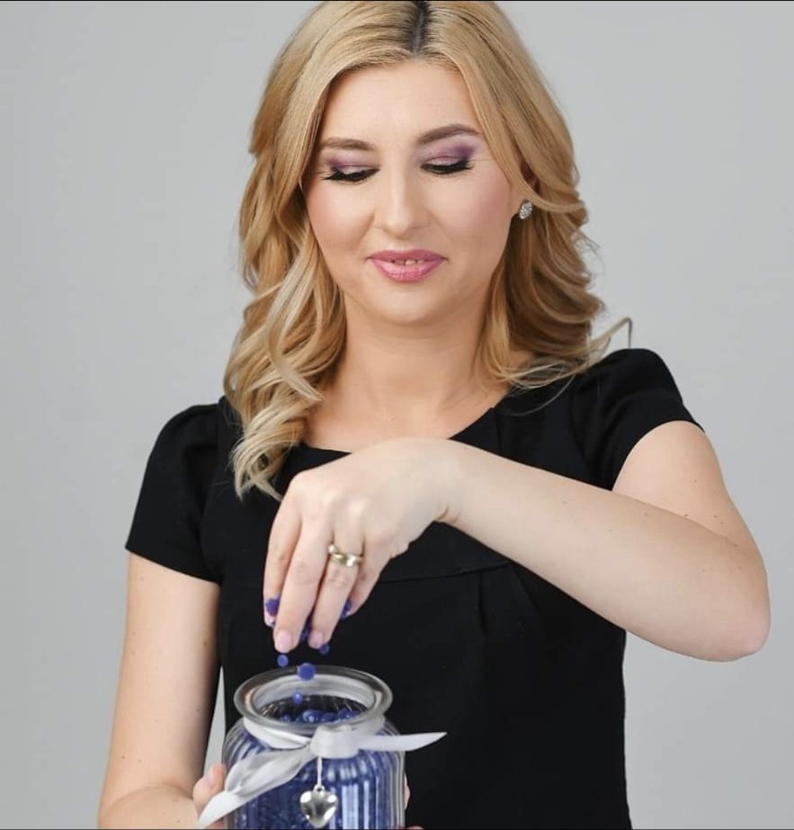 Claudia pregătind un tratament